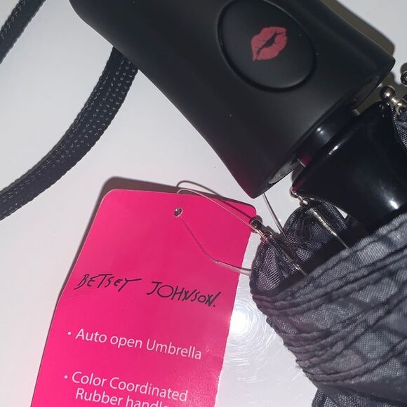 Betsey Johnson Umbrella Spring Essentials Grey Hearts LUV NEW - Picture 2 of 4